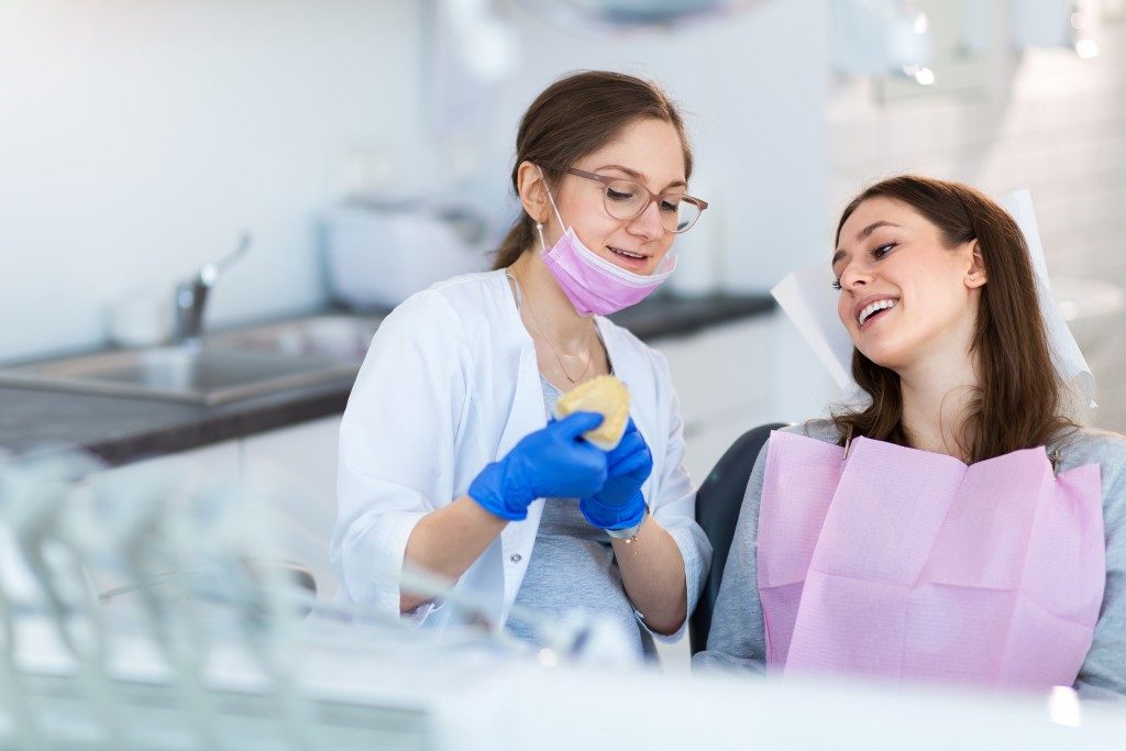 Dentist showing a teeth model