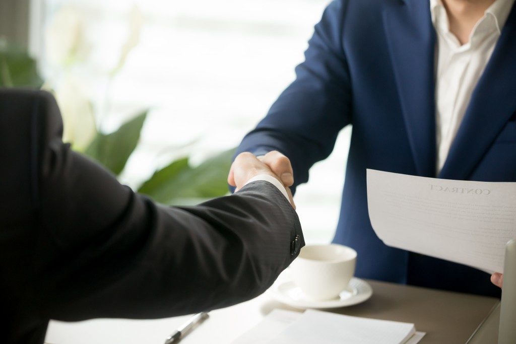 Handshake as a sign of customer loyalty