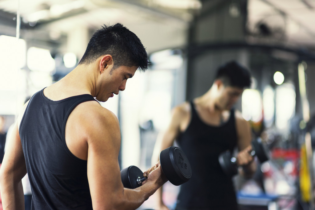 man lifting weights